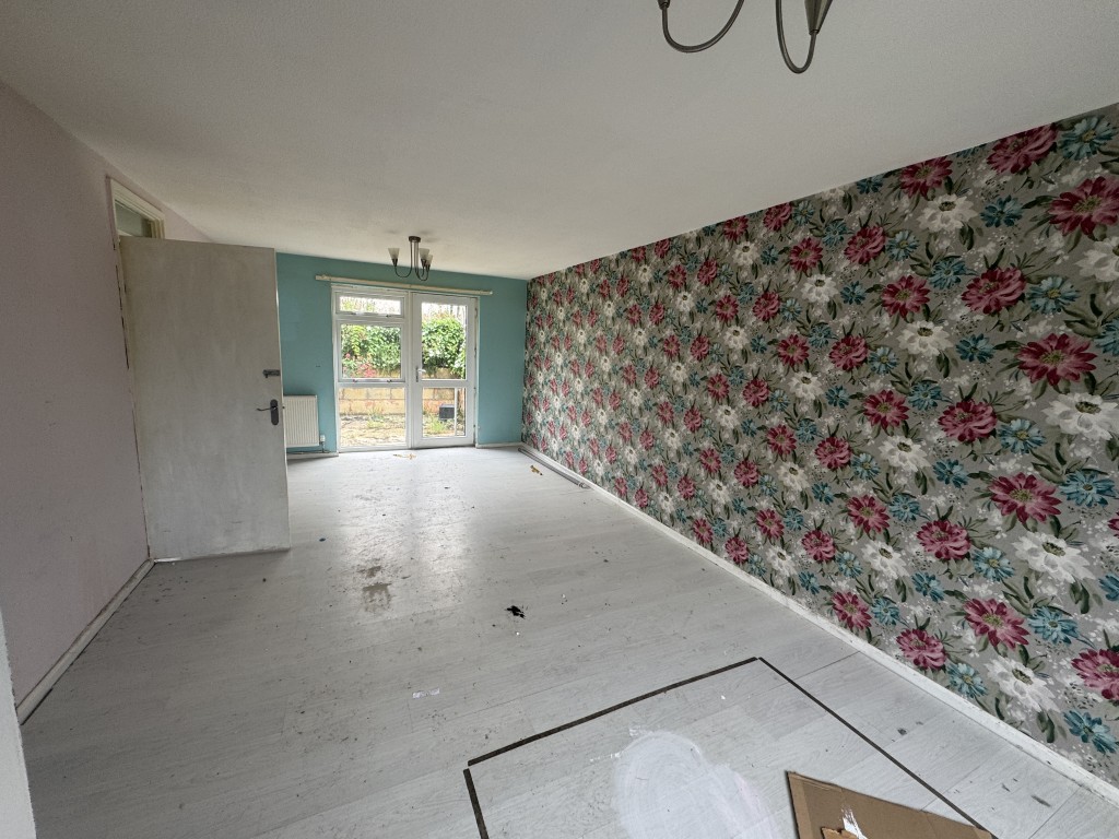 Lot: 127 - END-TERRACE HOUSE FOR IMPROVEMENT - Living room